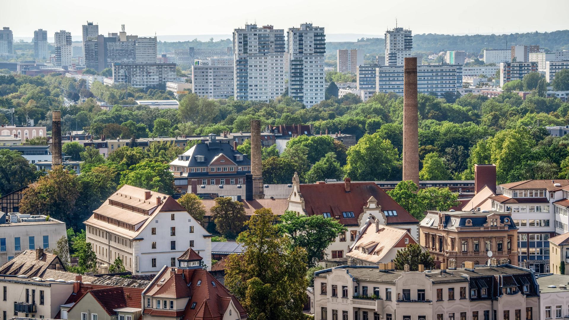 Blick über die Dächer der Innenstadt von Halle bis nach Halle-Neustadt, Hochhäuser und Wohnblöcke prägen die Silhouette. Blick über die Dächer der Innenstadt von Halle bis nach Halle-Neustadt, Hochhäuser und Wohnblöcke prägen die Silhouette.