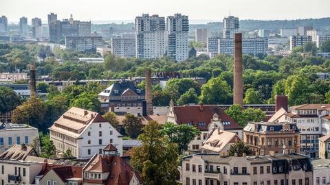 Blick über die Dächer der Innenstadt von Halle bis nach Halle-Neustadt, Hochhäuser und Wohnblöcke prägen die Silhouette. Blick über die Dächer der Innenstadt von Halle bis nach Halle-Neustadt, Hochhäuser und Wohnblöcke prägen die Silhouette.