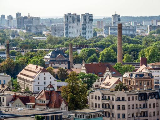 Blick über die Dächer der Innenstadt von Halle bis nach Halle-Neustadt, Hochhäuser und Wohnblöcke prägen die Silhouette. Blick über die Dächer der Innenstadt von Halle bis nach Halle-Neustadt, Hochhäuser und Wohnblöcke prägen die Silhouette.