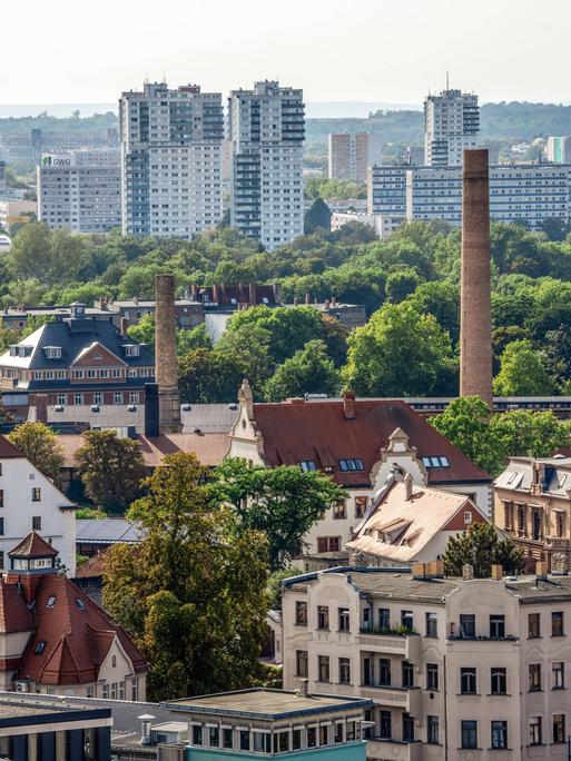 Blick über die Dächer der Innenstadt von Halle bis nach Halle-Neustadt, Hochhäuser und Wohnblöcke prägen die Silhouette. Blick über die Dächer der Innenstadt von Halle bis nach Halle-Neustadt, Hochhäuser und Wohnblöcke prägen die Silhouette.