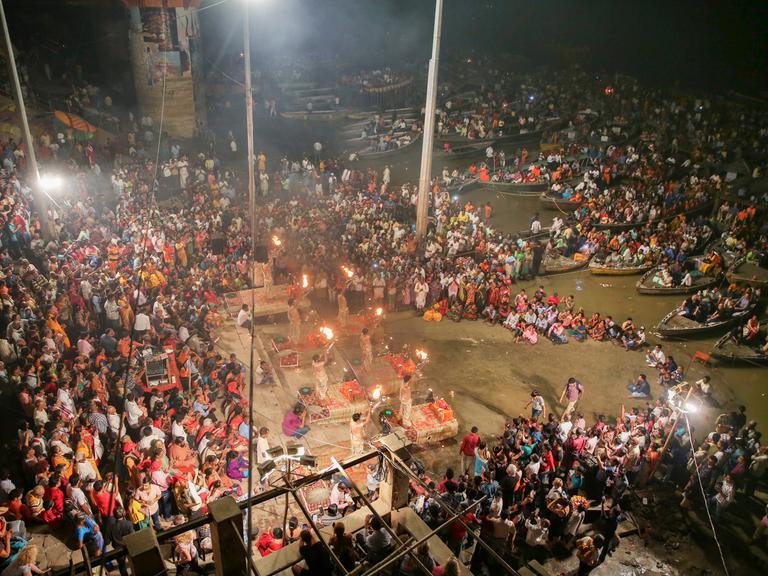 Eine riesige Menschenmenge hat sich zu einer Gebetszeremonie zu Ehren des Flusses Ganges in Varanasi versammelt. 