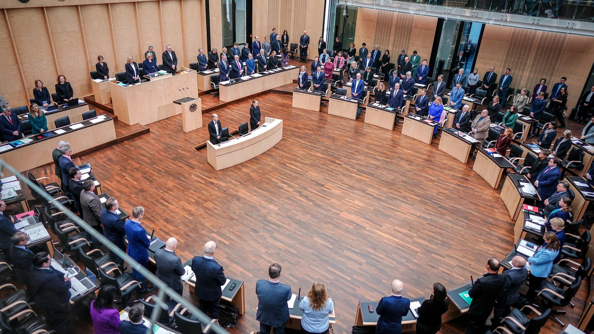 Berlin: Die Mitglieder des Bundesrats gedenken zu Beginn ihrer Sitzung nach dem Anschlag von München und dem verstorbenen ehemaligen Bundespräsidenten Horst Köhler. 