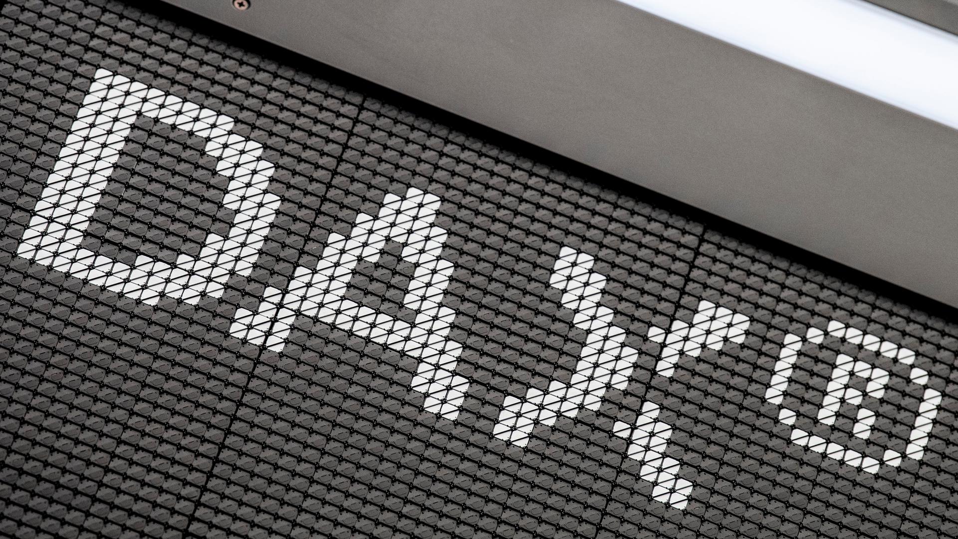 Der Schriftzug «DAX» im Handelssaal der Deutschen Börse in Frankfurt.