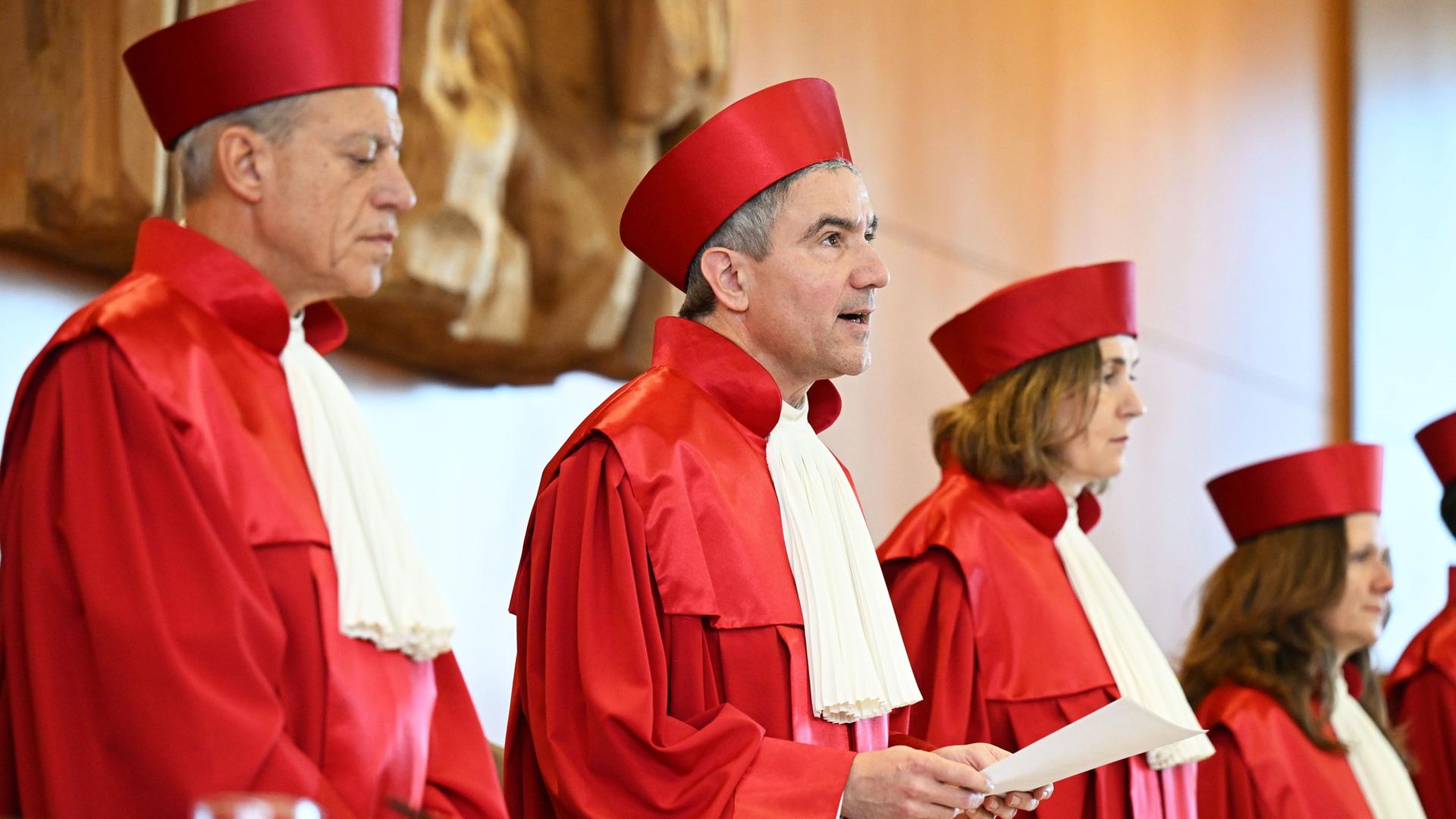 Richterinnen und Richter am Bundesverfassungsgericht verkünden ein Urteil.