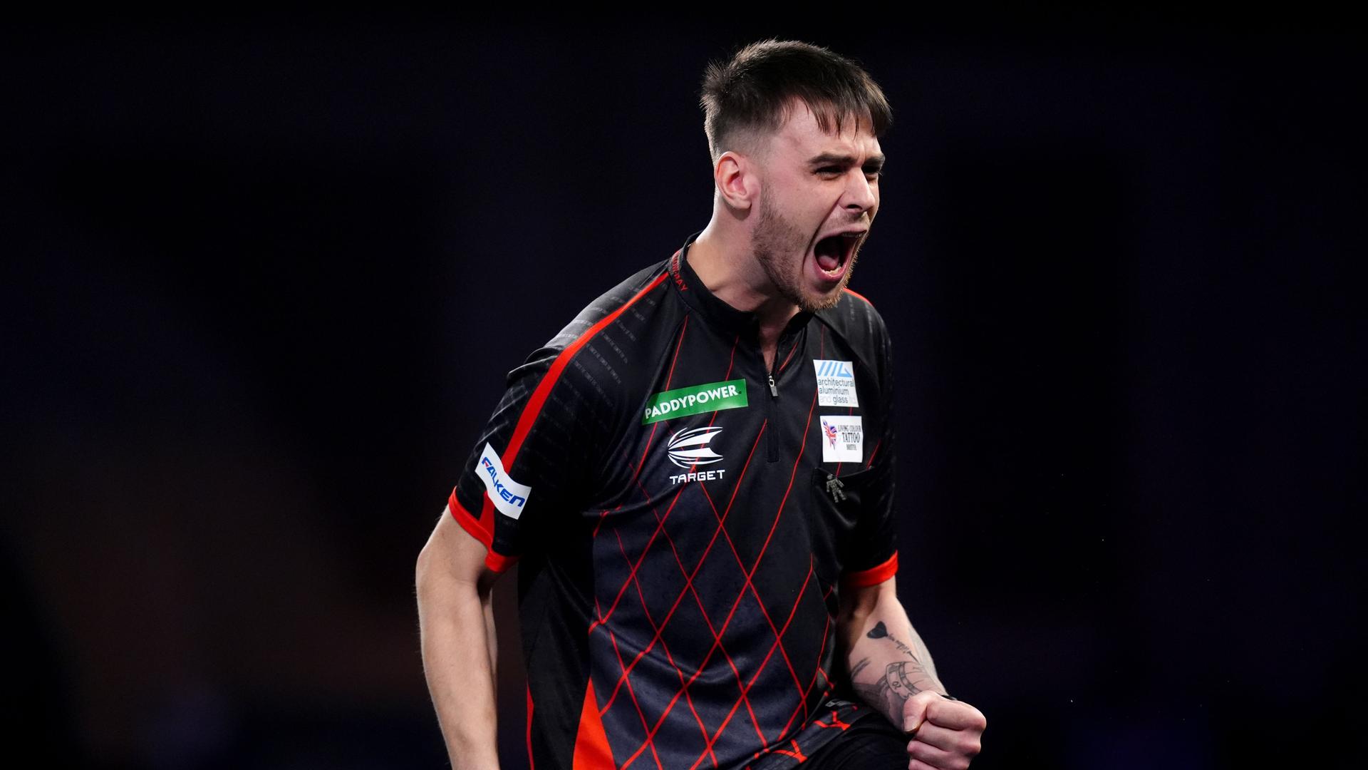 Dom Taylor in seinem Auftaktspiel gegen den Schweden Oskar Lukasiak. Er ballt die Fäuste und schreit . 