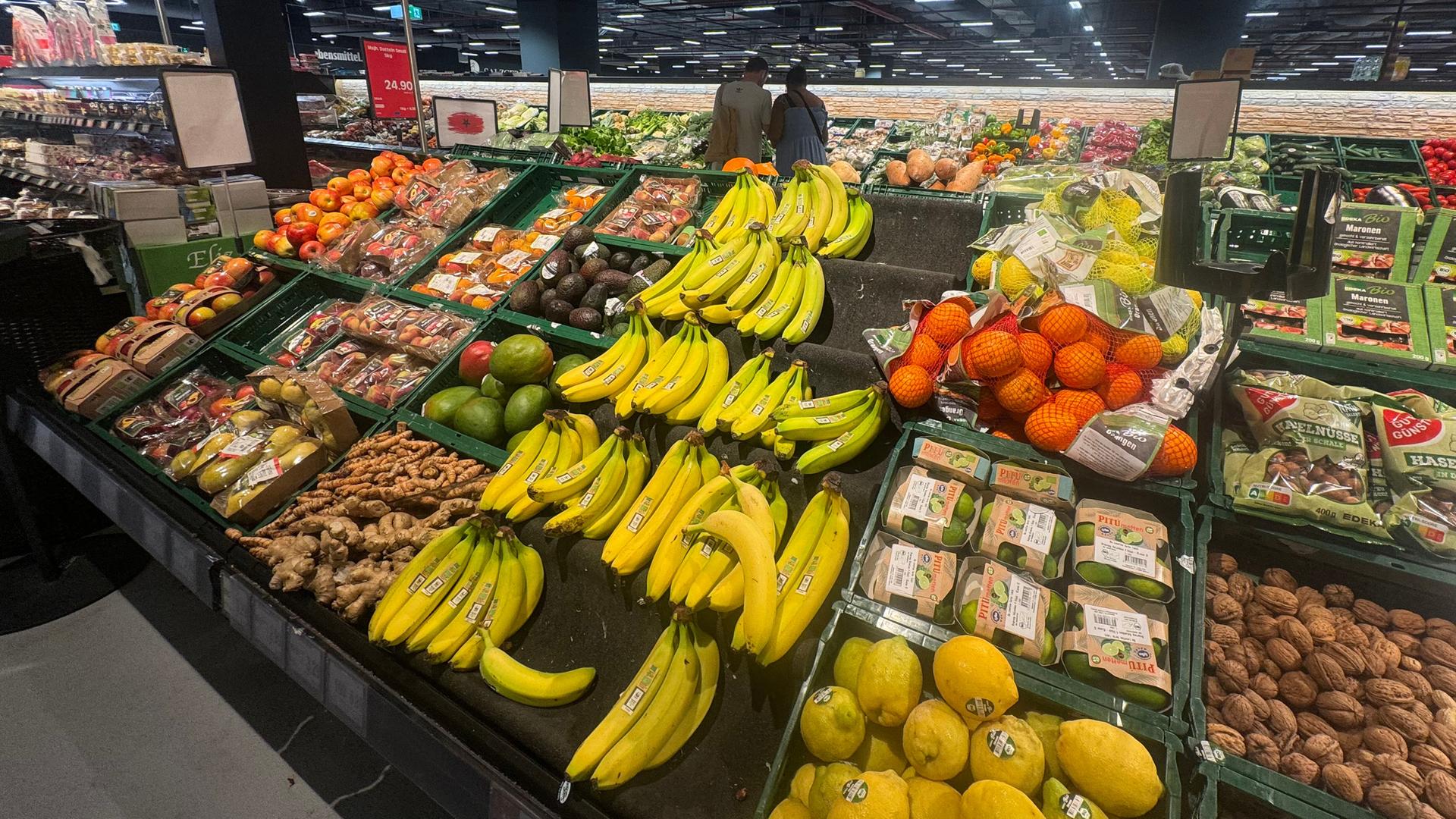 Frisches Obst in einer Obsttheke im Supermarkt Frisches Obst in einer Obsttheke im Supermarkt