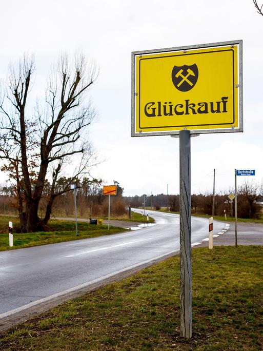 Bergbautradition in der Lausitz, ein Schild mit dem Bergbausymbol Schlaegel und Eisen und der Aufschrift 'Glueckauf' steht am Ortseingang des Dorfes Terpe in der Lausitz. Terpe liegt in direkter Nachbarschaft des Kohlekraftwerks Schwarze Pumpe und des Braunkohletagebaus Welzow-Sued.