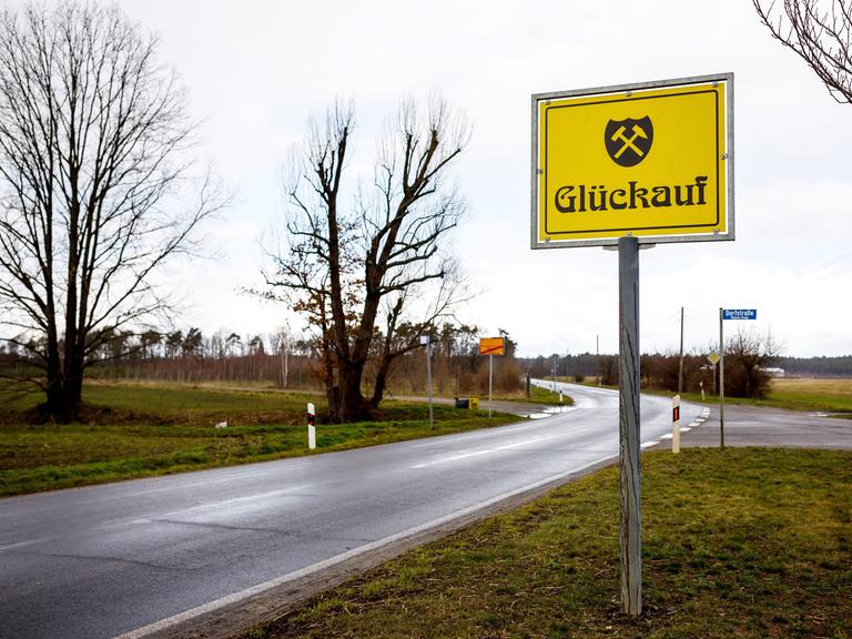 Bergbautradition in der Lausitz, ein Schild mit dem Bergbausymbol Schlaegel und Eisen und der Aufschrift 'Glueckauf' steht am Ortseingang des Dorfes Terpe in der Lausitz. Terpe liegt in direkter Nachbarschaft des Kohlekraftwerks Schwarze Pumpe und des Braunkohletagebaus Welzow-Sued.