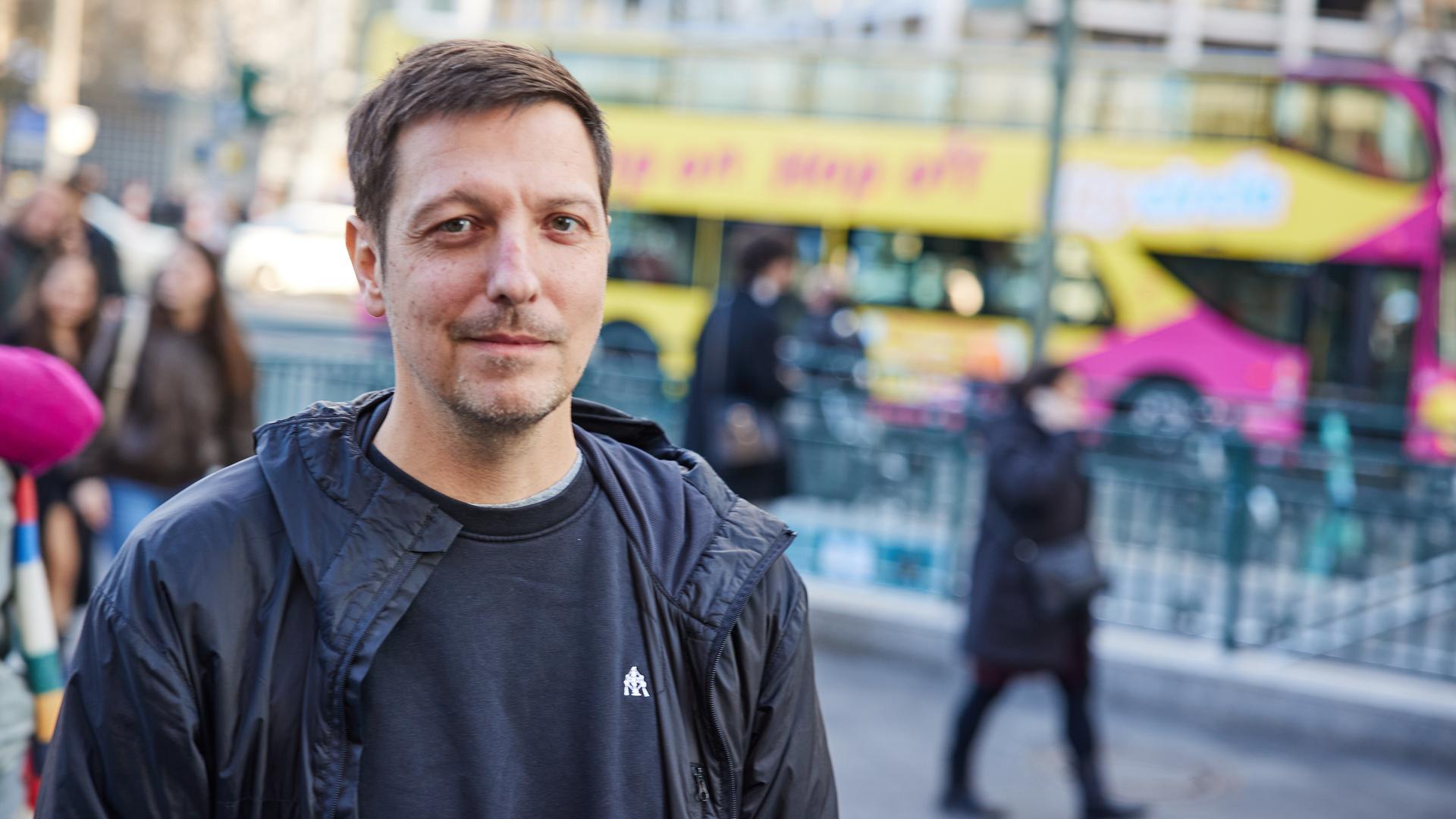 Der Autor, Journalist und Fernsehmoderator Thilo Mischke während eines Photocalls. Im Hintergrund ist unscharf eine viel befahrene Straße zu erkennen. Mischke schaut ernst. Der Autor, Journalist und Fernsehmoderator Thilo Mischke während eines Photocalls. Im Hintergrund ist unscharf eine viel befahrene Straße zu erkennen. Mischke schaut ernst.