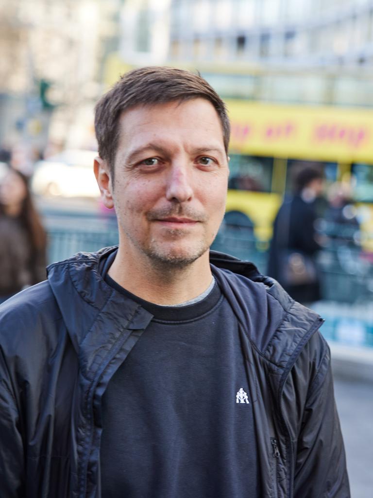 Der Autor, Journalist und Fernsehmoderator Thilo Mischke während eines Photocalls. Im Hintergrund ist unscharf eine viel befahrene Straße zu erkennen. Mischke schaut ernst. 