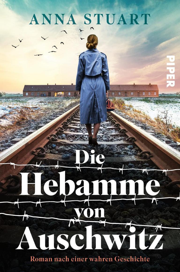 Buchcover von Anna Stuarts Roman "Die Hebamme von Ausschwitz": Eine Frau geht auf das Tor von Ausschwitz zu. Wir sehen sie von hinten. Stacheldraht ragt ins Bild.