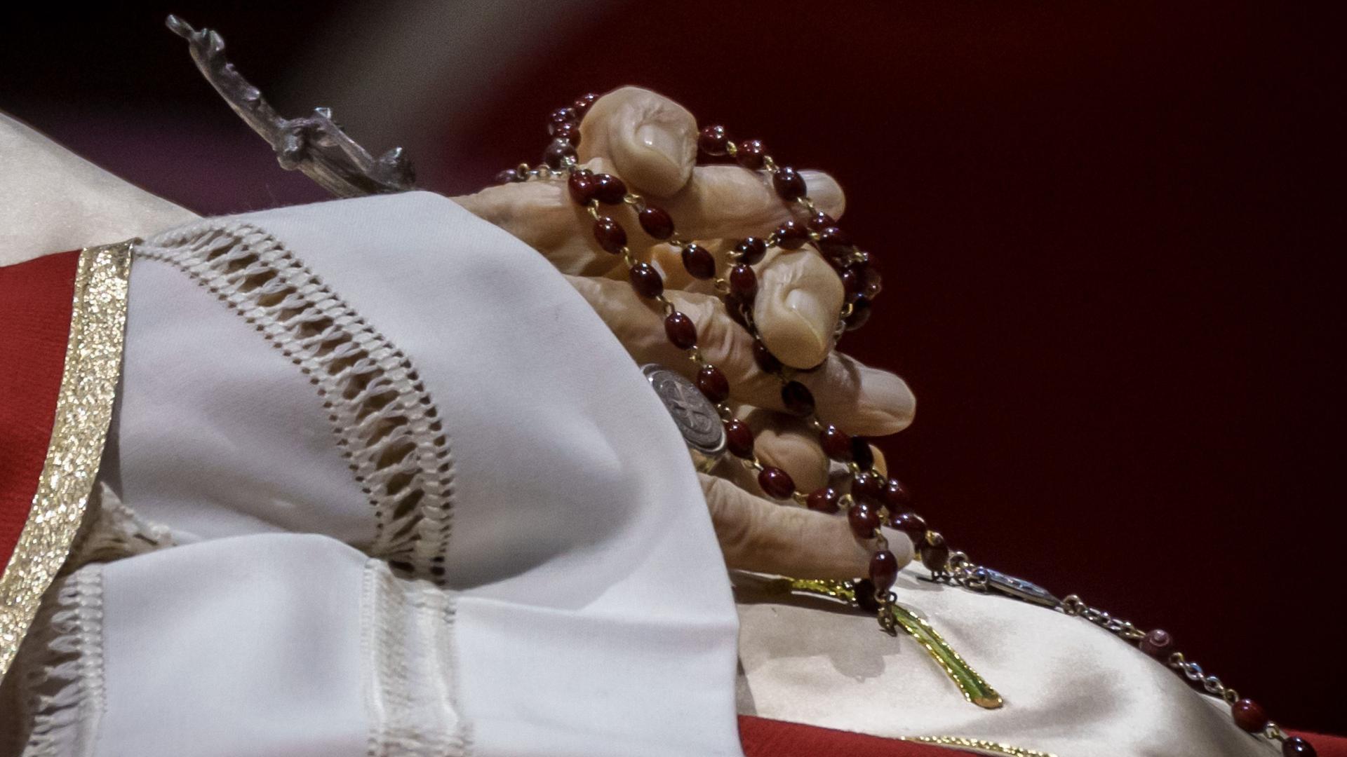 Die Hände des verstorbenen Papst Benedikt XVI. sind zum Gebet gefaltet. Sein Leichnam wurde im Petersdom aufgebahrt. 
