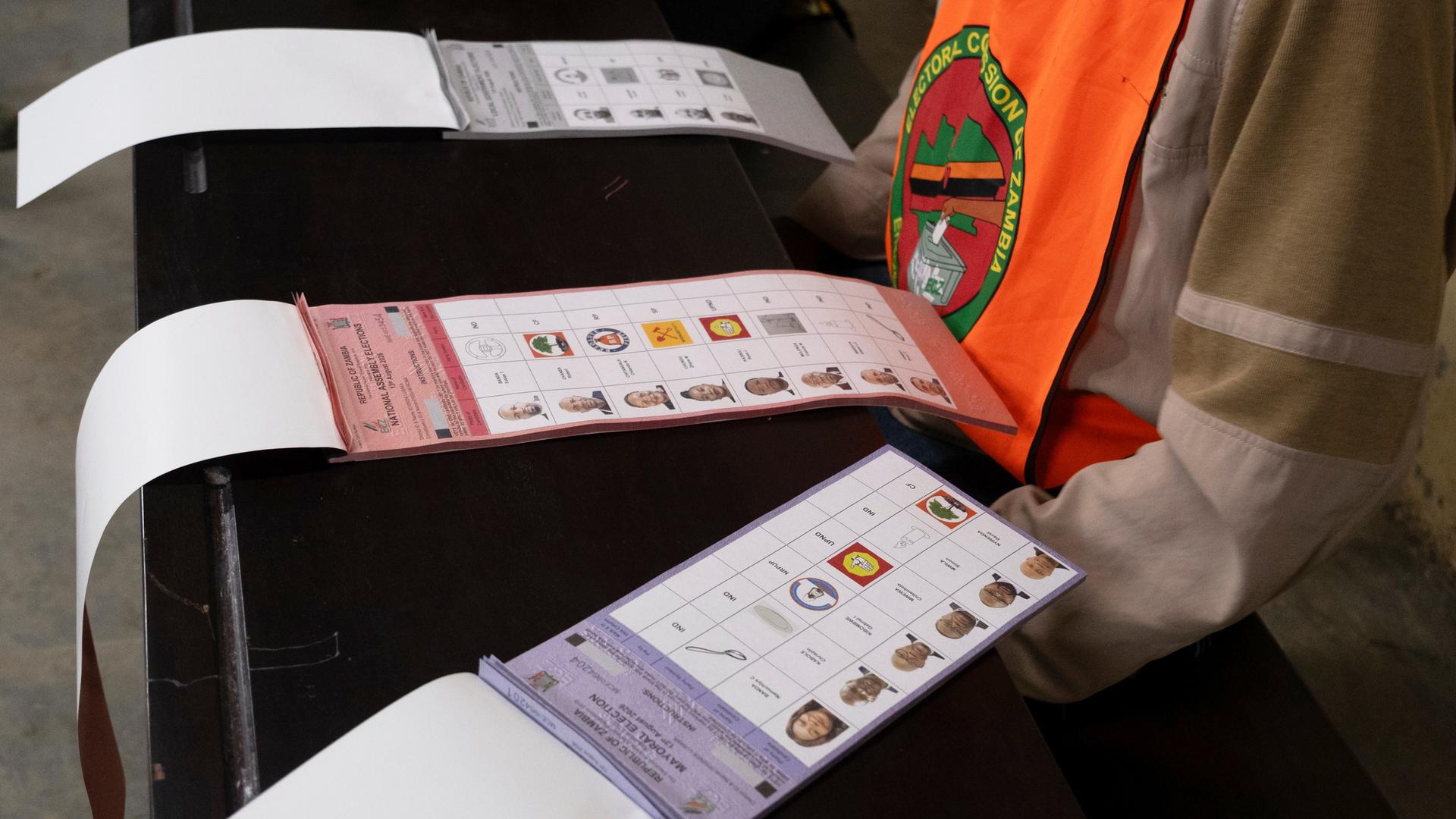 In einem Wahllokal sind Stimmzettel zu sehen. Sambia hält Präsidentschafts- und Parlamentswahlen ab. In einem Wahllokal sind Stimmzettel zu sehen. Sambia hält Präsidentschafts- und Parlamentswahlen ab.
