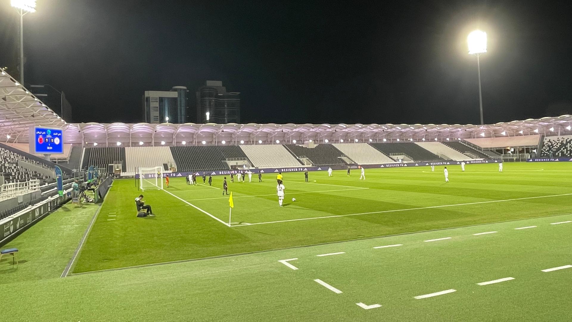 Frauen spielen in einem Stadion in Saudi-Arabien Fußball. Die Spielerinnen der höchsten saudische Liga für Frauen bestreiten ihre zweite Saison.