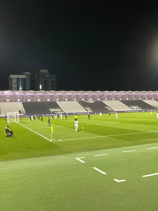 Frauen spielen in einem Stadion in Saudi-Arabien Fußball. Die Spielerinnen der höchsten saudische Liga für Frauen bestreiten ihre zweite Saison.