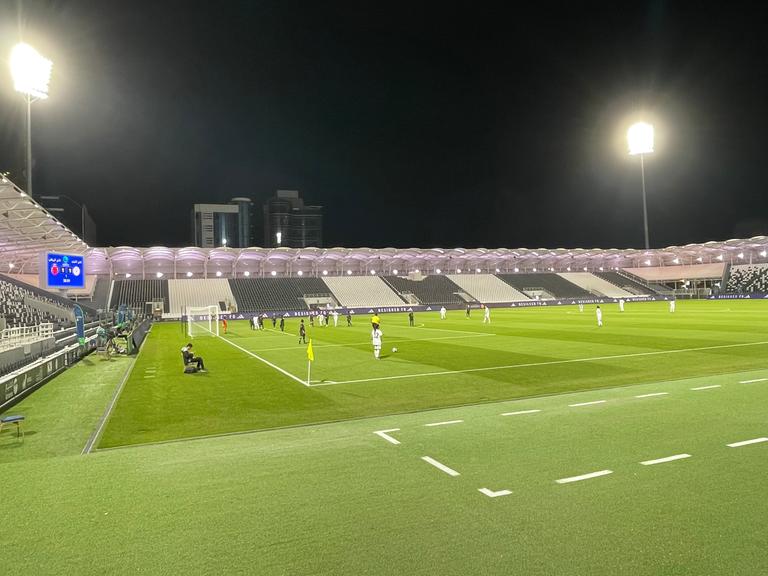 Frauen spielen in einem Stadion in Saudi-Arabien Fußball. Die Spielerinnen der höchsten saudische Liga für Frauen bestreiten ihre zweite Saison.