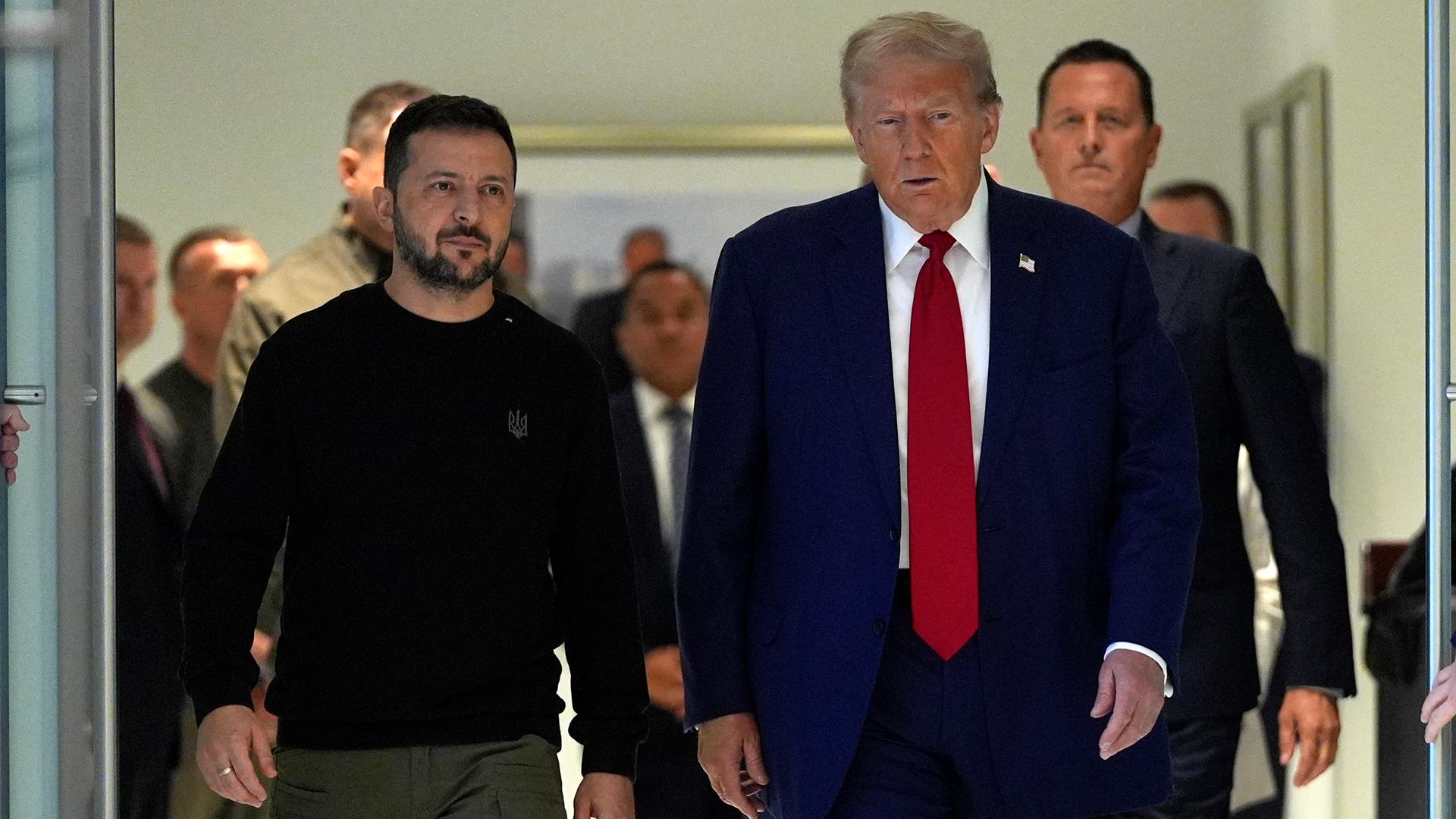 Der republikanische Präsidentschaftskandidat und ehemalige US-Präsident Donald Trump trifft den ukrainischen Präsidenten Wolodymyr Selenskyj im Trump-Tower in New York. 