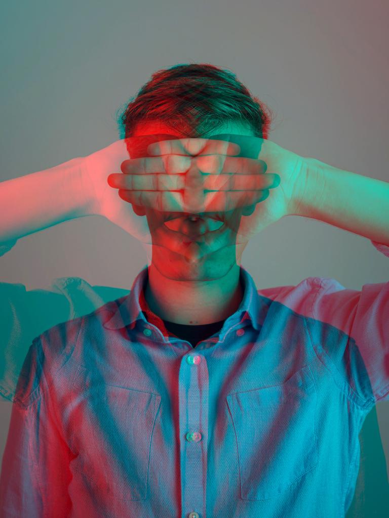 Digital übereinandergelegtes Bild eines Mannes, der seine Arme herunterhängen lässt und sich gleichzeitig die Hände vor die Augen hält.