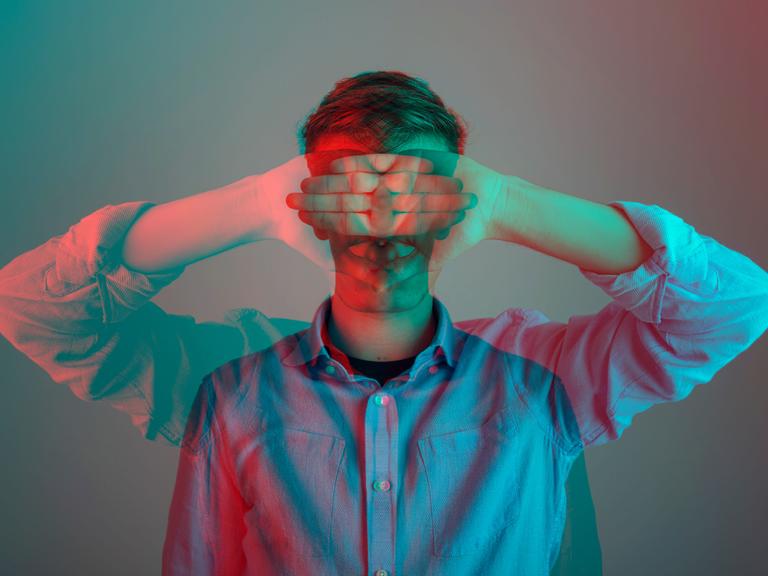 Digital übereinandergelegtes Bild eines Mannes, der seine Arme herunterhängen lässt und sich gleichzeitig die Hände vor die Augen hält.