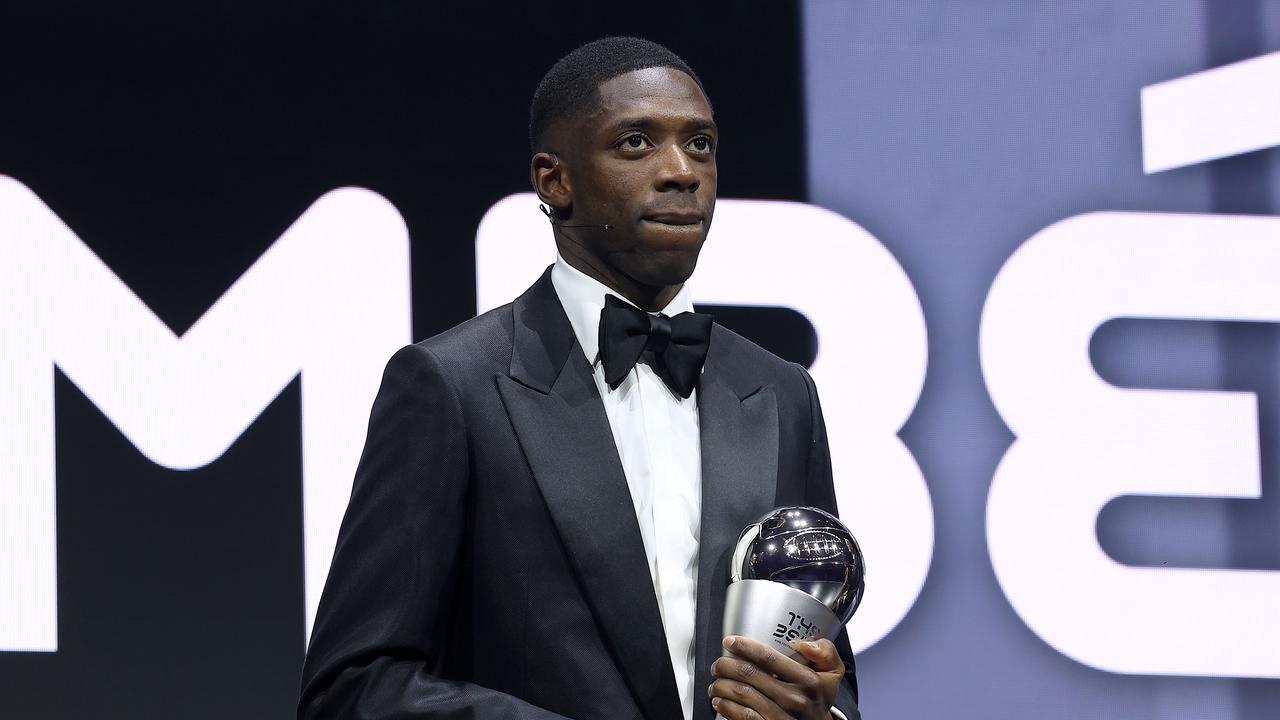 Der zum Weltfußballer gekürte Ousmane Dembele von Paris Saint-Germain steht bei der Gala zur Verkündung der FIFA-Awards in der Fairmont Katara Hall auf der Bühen. 