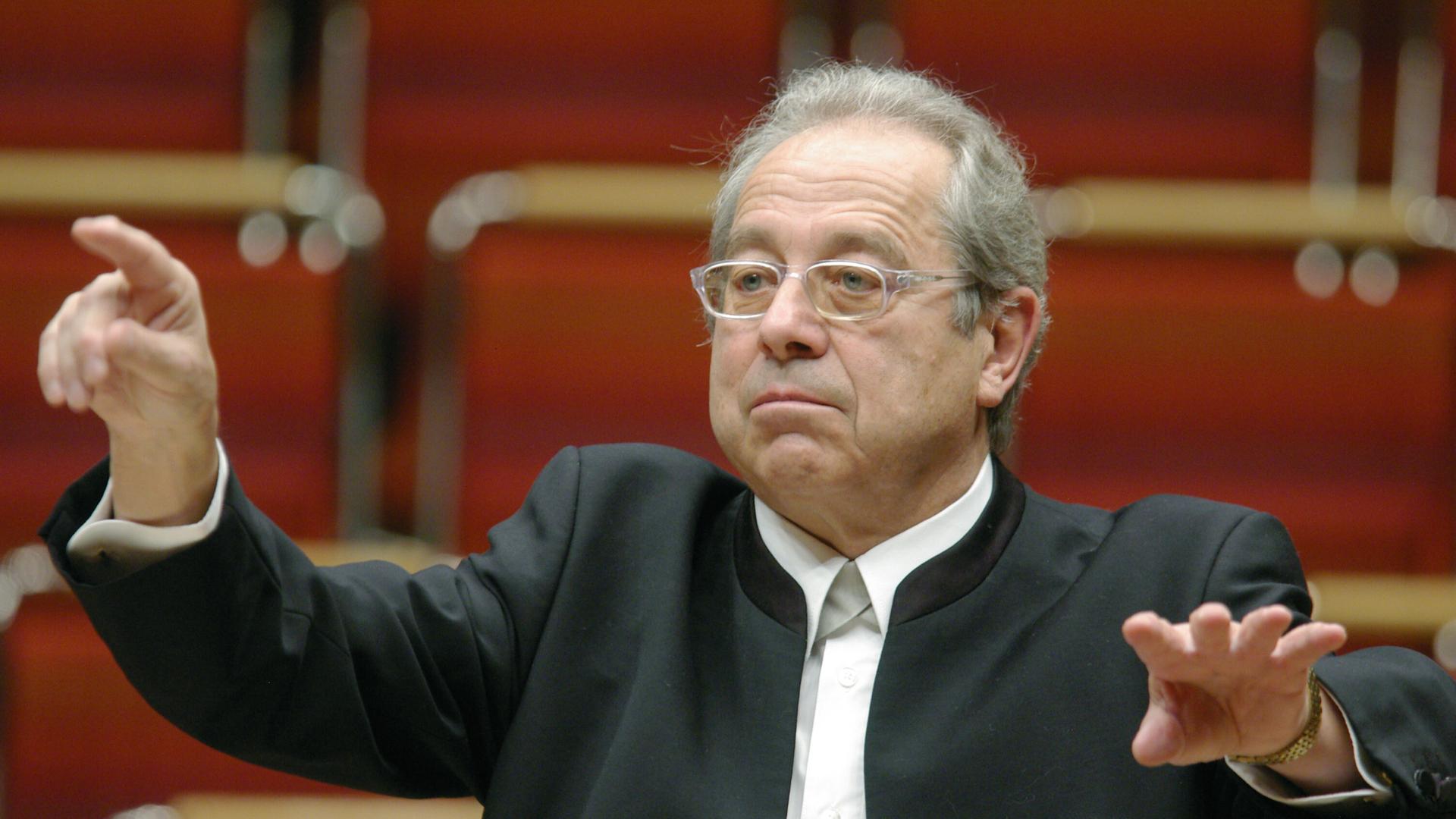 Der Dirigent Gerhard Schmidt-Gaden ist mit seinem Tölzer Knabenchor am 17.12.2006 zu Gast in der Philharmonie in Köln. 