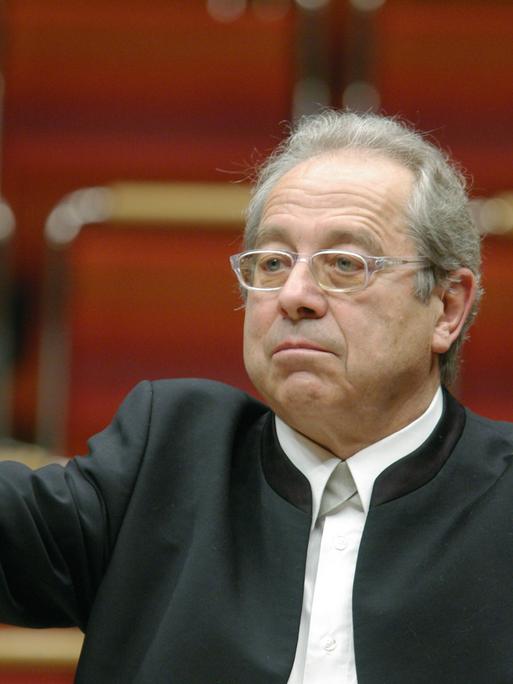 Der Dirigent Gerhard Schmidt-Gaden ist mit seinem Tölzer Knabenchor am 17.12.2006 zu Gast in der Philharmonie in Köln. 