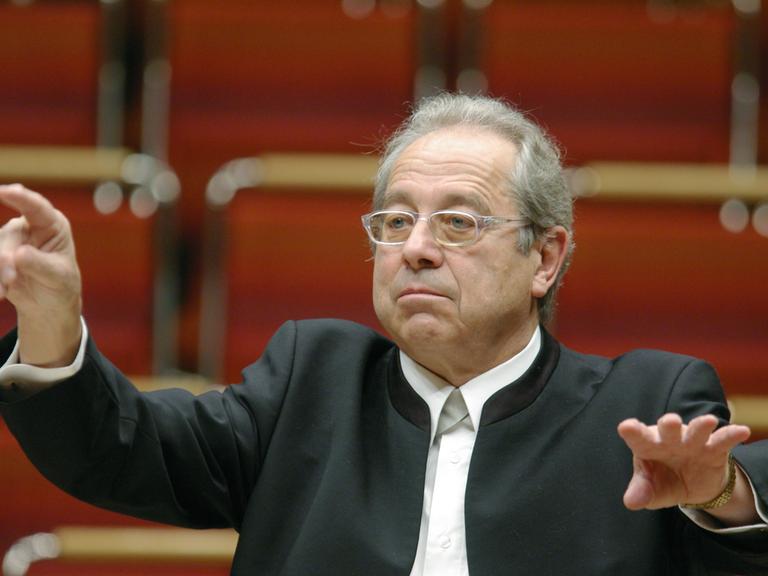 Der Dirigent Gerhard Schmidt-Gaden ist mit seinem Tölzer Knabenchor am 17.12.2006 zu Gast in der Philharmonie in Köln. 