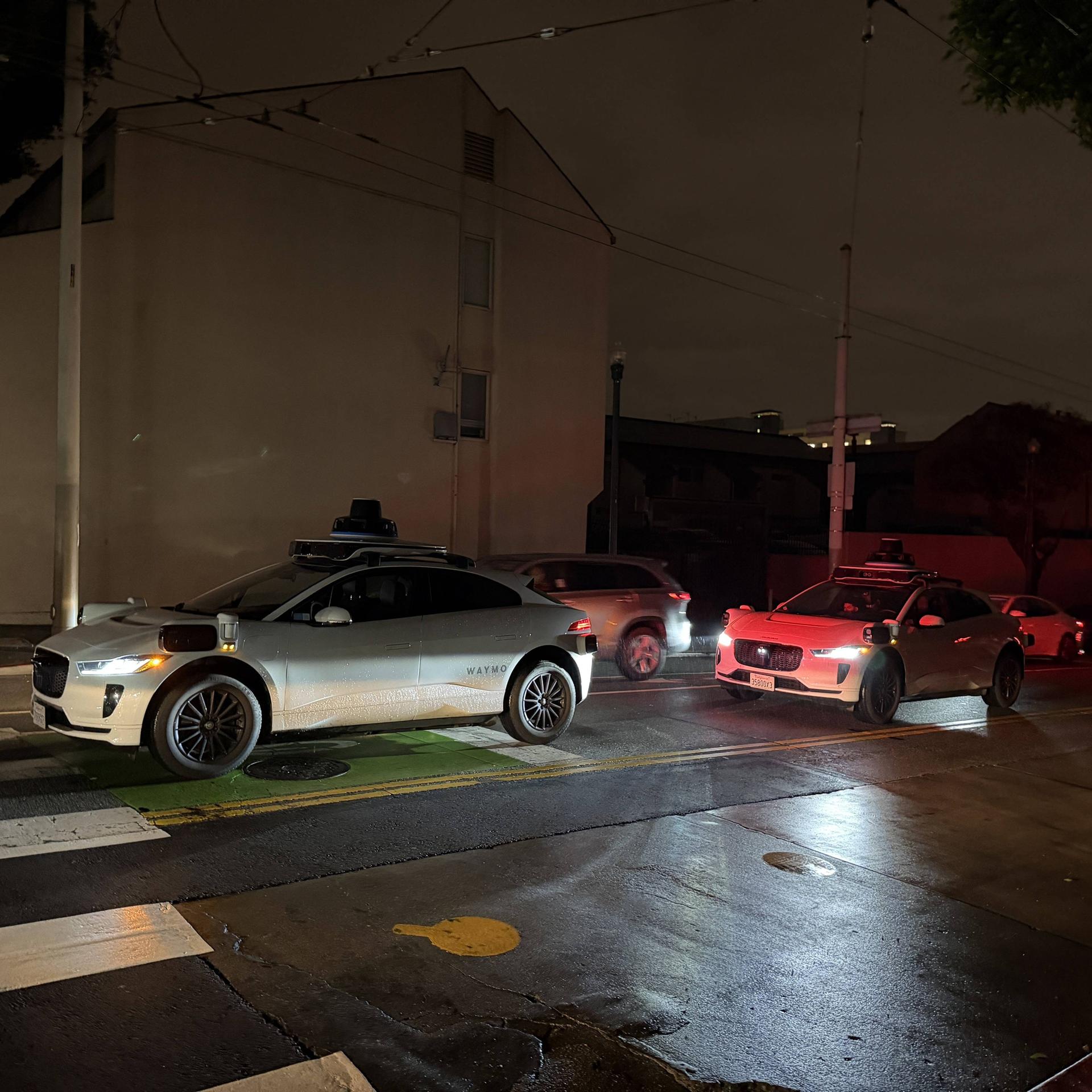 Ein selbstfahrendes Auto von Waymo bleibt nach einem großen Stromausfall an einer Ampeln stehen.