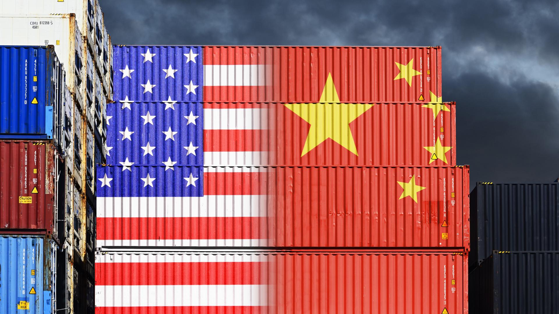 Fotomontage: Gestapelte Container mit Fahnen von USA und China