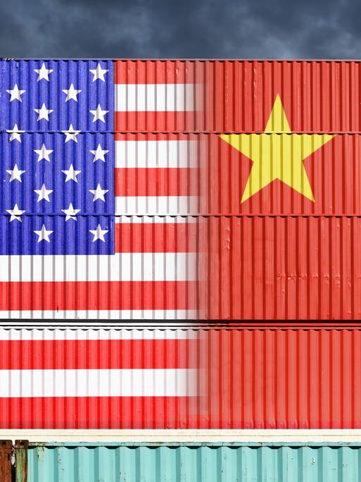 Fotomontage: Gestapelte Container mit Fahnen von USA und China