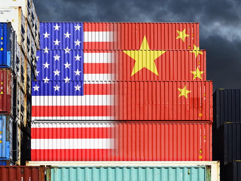 Fotomontage: Gestapelte Container mit Fahnen von USA und China