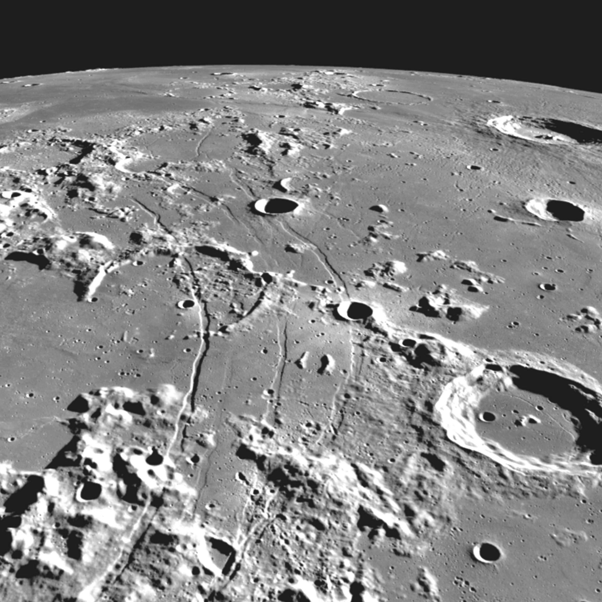 Nur bedingt tauglich - Mond-Fußball auf Staubplätzen