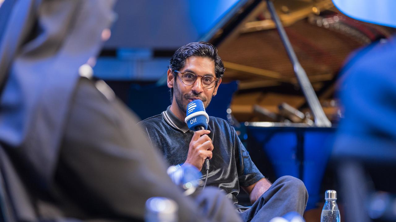 Das Foto zeigt Juri Rother, den Sänger der Band "Planschemalör".