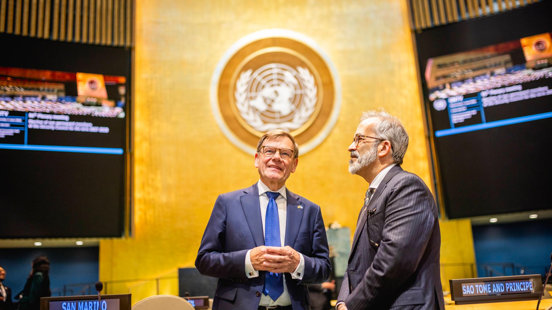 Johann Wadephul CDU, Bundesaussenminister, und Paulo Rangel, Aussenminister von Portugal im Plenarsaal der Vereinten Nationen in New York City am 03.06.202, aufgenommen im Rahmen der Wahl zu den nicht-ständigen Sitzen im Sicherheitsrat.