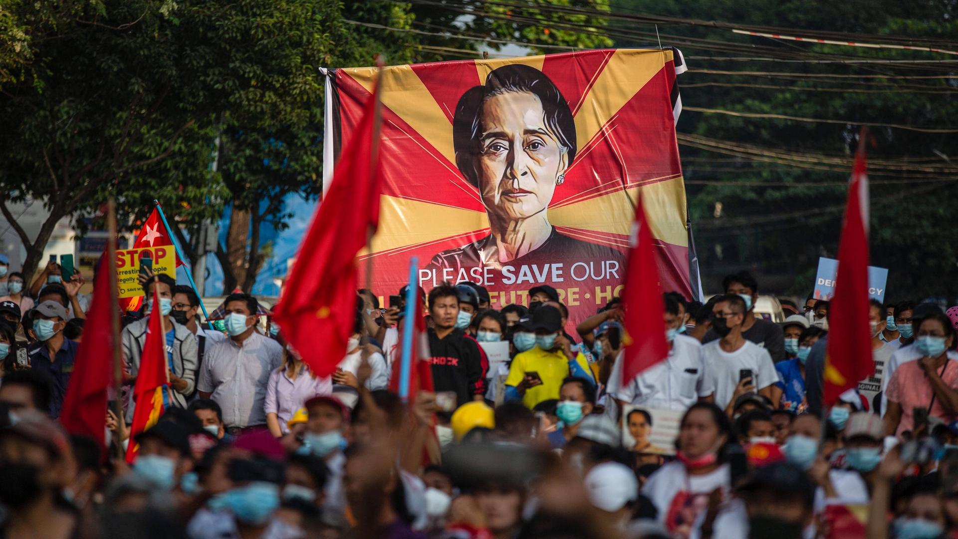 Blick auf ein großes Banner mit einem Bild von Aung San Suu Kyi vor dem Gebäude der Zentralbank in Myanmar während einer Demonstration am 15. Februar 2021. Blick auf ein großes Banner mit einem Bild von Aung San Suu Kyi vor dem Gebäude der Zentralbank in Myanmar während einer Demonstration am 15. Februar 2021.