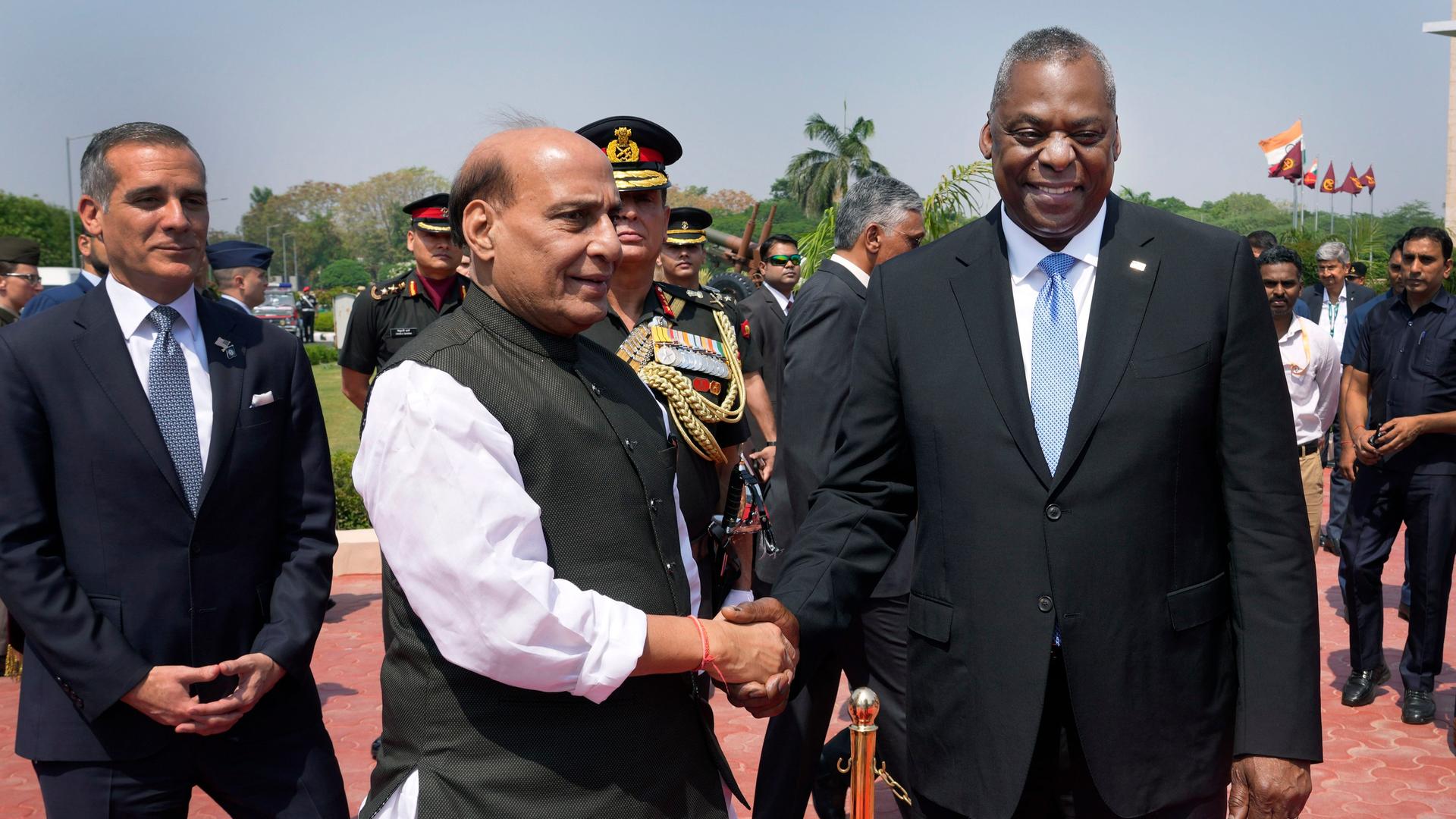 Indien, Neu Delhi: Verteidigungsminister Rajnath Singh, links, begrüßt Lloyd Austin, Verteidigungsminister der USA.