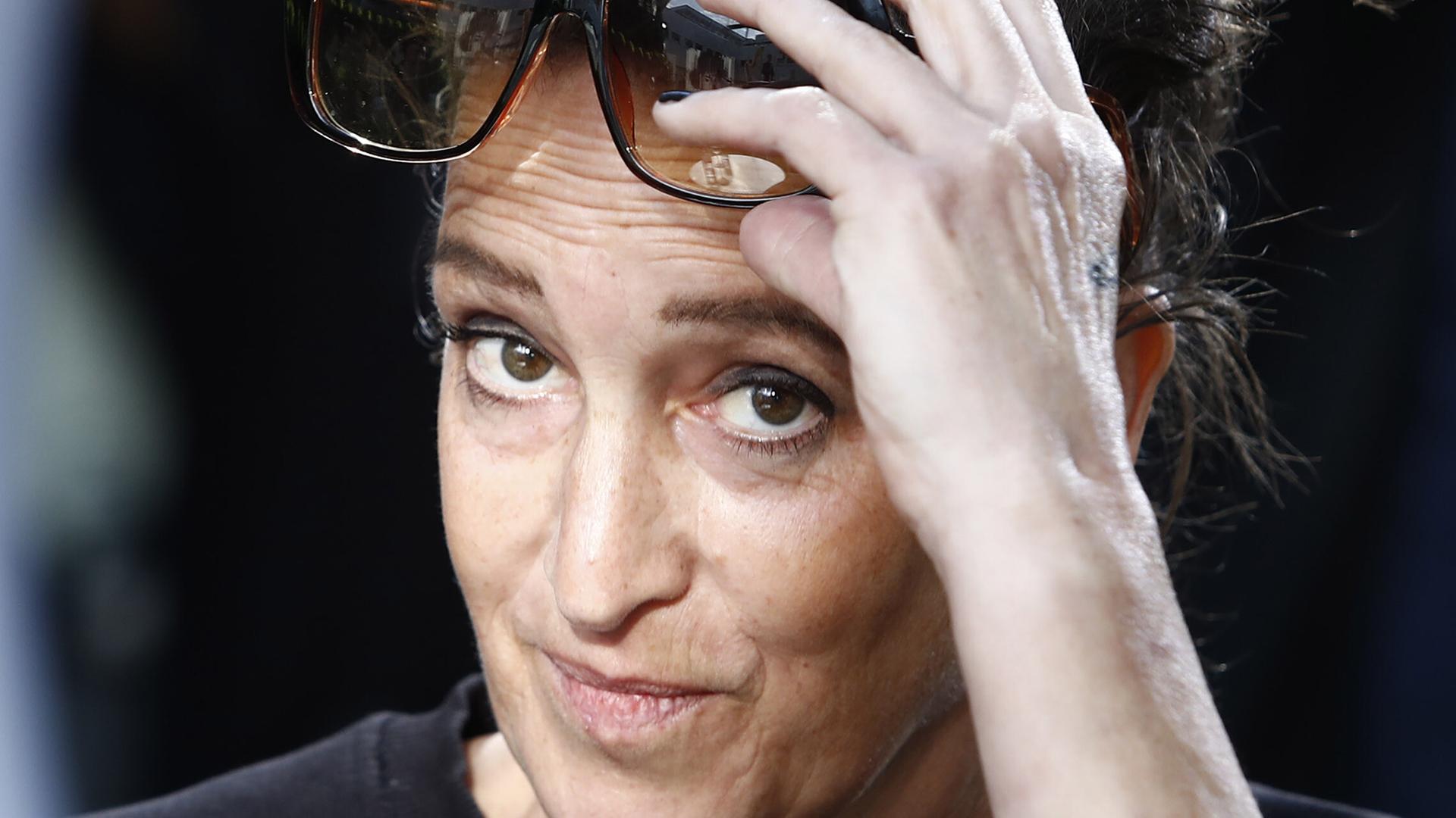 Christine Koschmieder schiebt sich die Sonnenbrille hoch und schaut in die Kamera