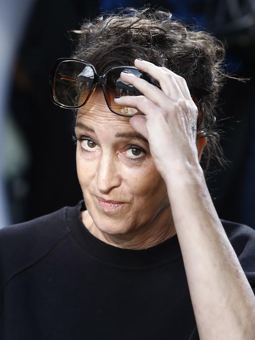 Christine Koschmieder schiebt sich die Sonnenbrille hoch und schaut in die Kamera Christine Koschmieder schiebt sich die Sonnenbrille hoch und schaut in die Kamera