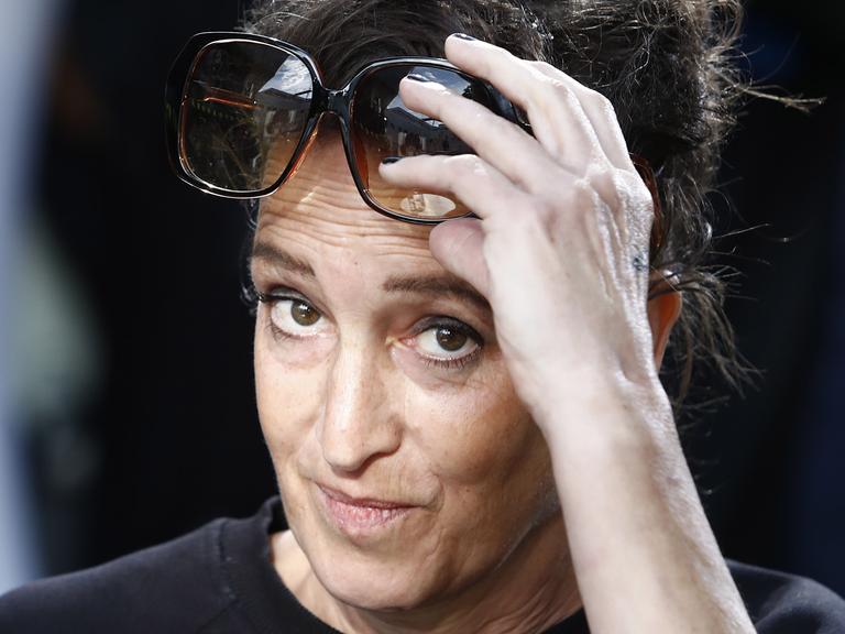 Christine Koschmieder schiebt sich die Sonnenbrille hoch und schaut in die Kamera Christine Koschmieder schiebt sich die Sonnenbrille hoch und schaut in die Kamera