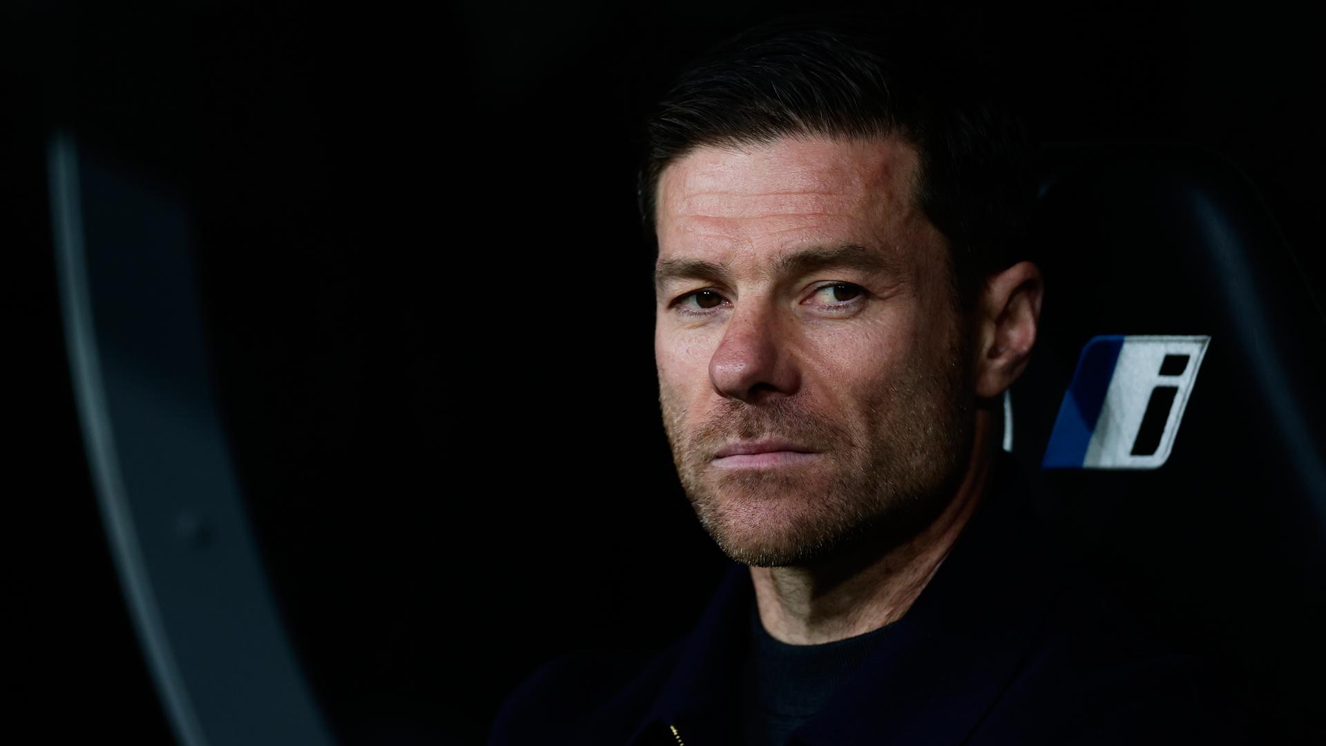 Real Madrids Cheftrainer Xabi Alonso konzentriert sich vor dem Spiel.