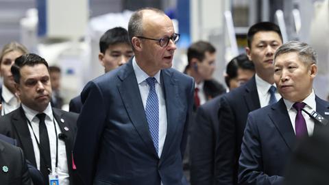 Bundeskanzler Merz besucht Siemens Energy in Hangzhou in China.