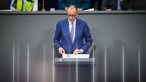 Bundeskanzler Friedrich Merz (CDU) spricht im Deutschen Bundestag.