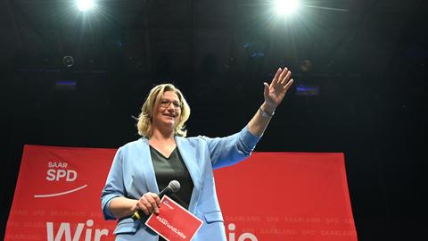 Anke Rehlinger, SPD-Spitzenkandidatin, stellvertretende Ministerpräsidentin des Saarlandes und stellvertretende SPD-Bundesvorsitzende, steht auf der SPD-Wahlparty zur Landtagswahl im Saarland auf der Bühne.

