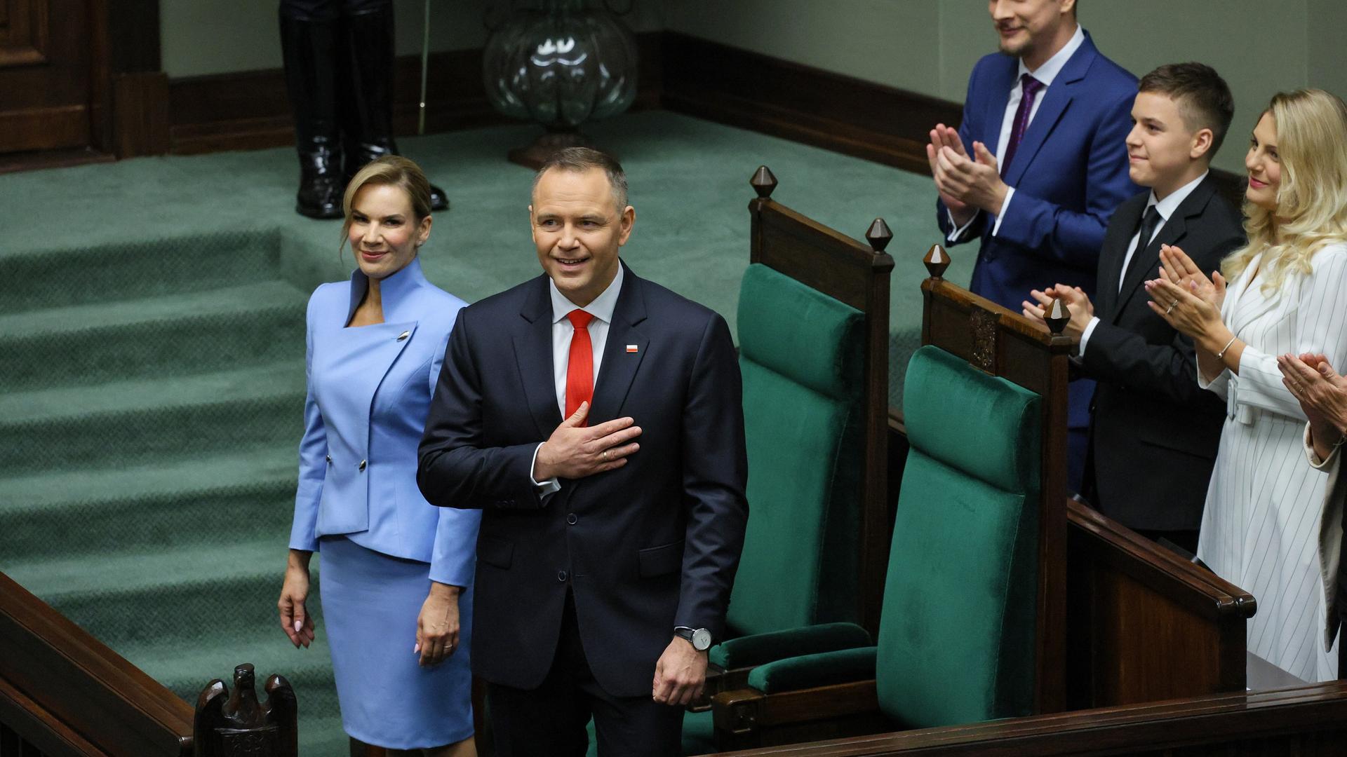 Warschau: Der gewählte polnische Präsident Karol Nawrocki (r) und seine Frau Marta stehen mit ihrer Familie im Plenarsaal. 