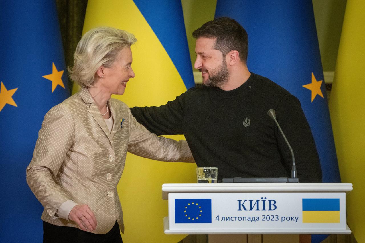 Trefffen von EU-Kommissionspräsidentin Ursula von der Leyen und dem ukrainische Präsident Wolodimir Selenski - beide lachen sich an