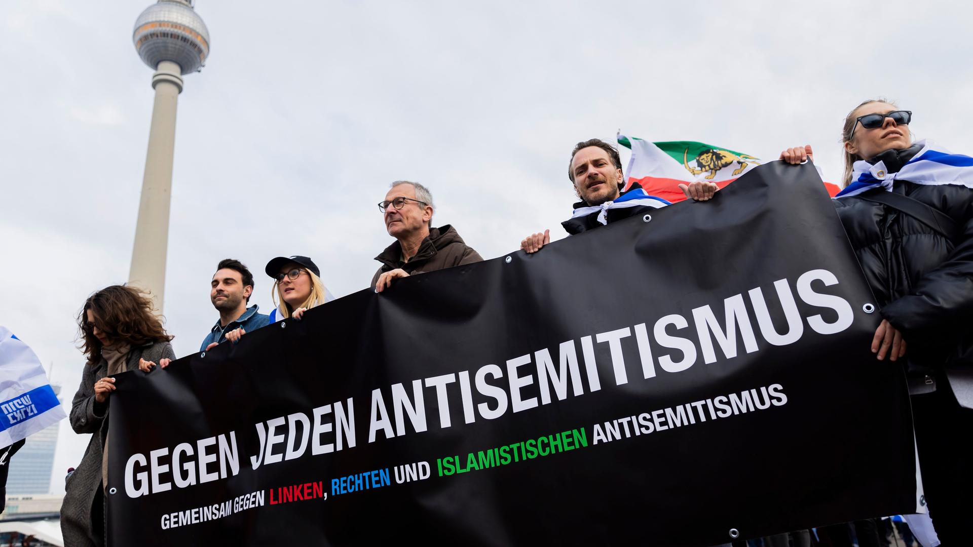 Demonstranten mit Volker Beck (4.v.l.), Präsident der Deutsch-Israelischen Gesellschaft. Botschaft: "Gegen jeden Antisemitismus" unter dem Motto "Gemeinsam gegen linken, rechten und islamistischen Antisemitismus - Solidarität mit Israel".