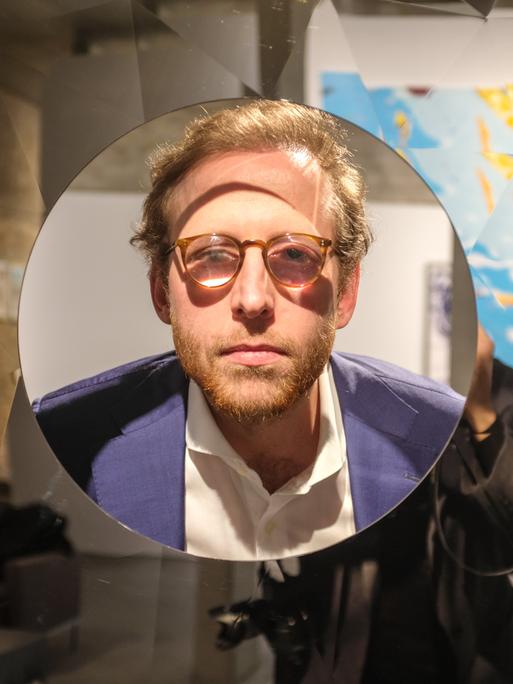 Der Galerist Johann König in seiner Galerie in Berlin.