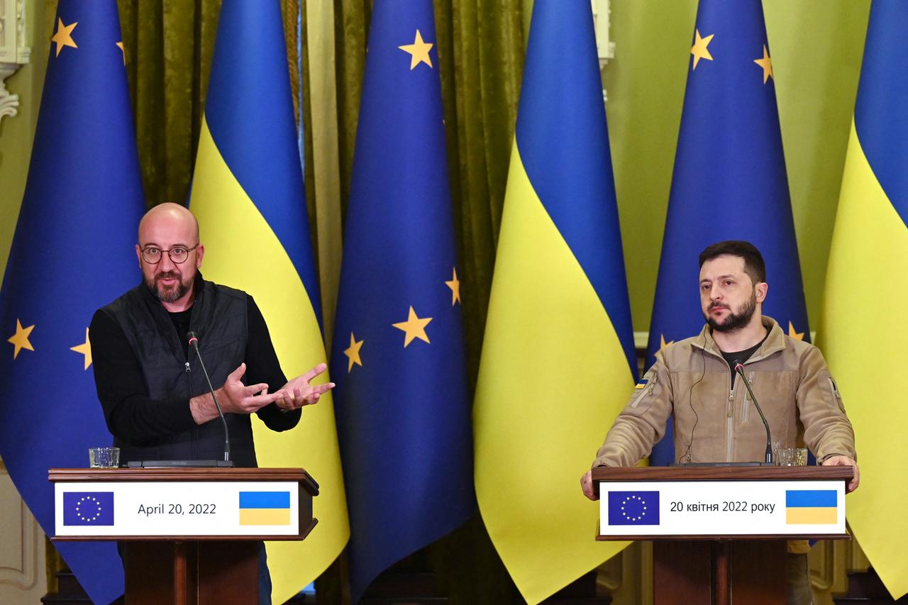 EU-Ratspräsident Michel (links) bei einer Pressekonferenz mit dem ukrainischen Präsidenten Selenskyj am 20.04.2022 in Kiew.