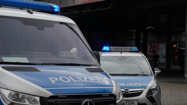 Zu sehen sind zwei Polizei-Autos mit Blaulicht.  