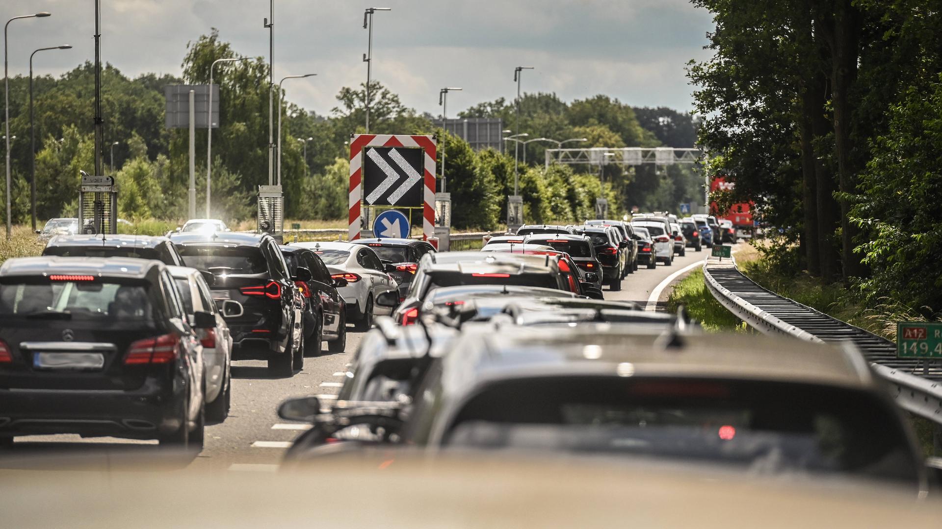 Autos stehen auf einer Autobahn.